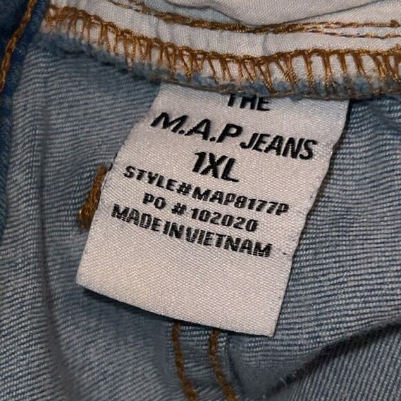 M.A.P. Distressed Lightwash Denim Shorts Size 32” #140 - Picture 4 of 6